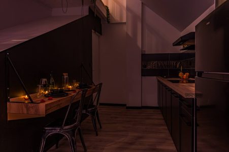 Chambre Duple'X de la loveroom O’Room à Coulommiers, alliant confort et élégance