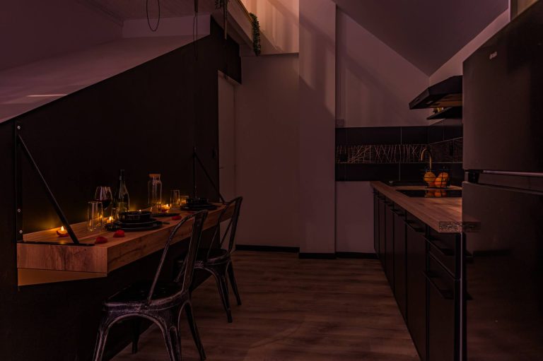 Chambre Duple'X de la loveroom O’Room à Coulommiers, alliant confort et élégance