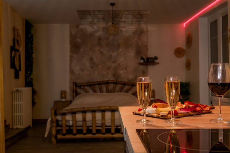 Chambre Lov’Rette de la loveroom O’Room à Coulommiers, avec ambiance romantique et équipements haut de gamme