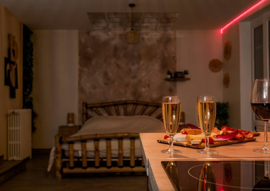Chambre Lov’Rette de la loveroom O’Room à Coulommiers, avec ambiance romantique et équipements haut de gamme